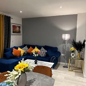 amazing-river-banks-3-bedroom-apartment.cambridgehotelsuk.com/